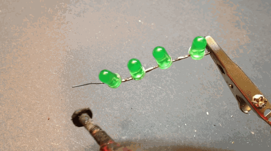 LED灯珠：在强压电流下瞬间凋零